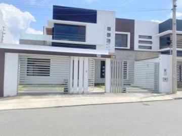 Lujosa villa en venta, áreas verdes Challuabamba sector Ex Colegio Alemán