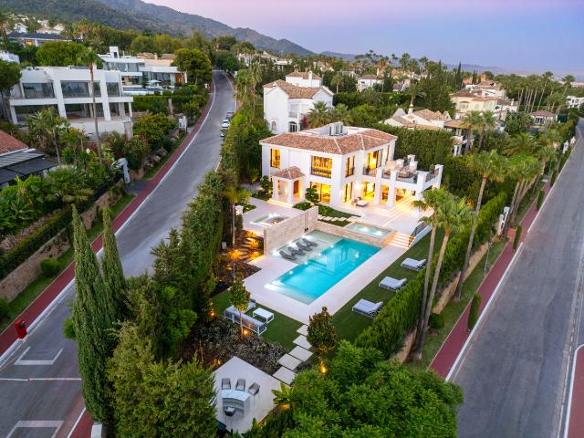 Lujosa Villa reformada con vistas panorámicas al mar en Sierra Blanca, Marbella