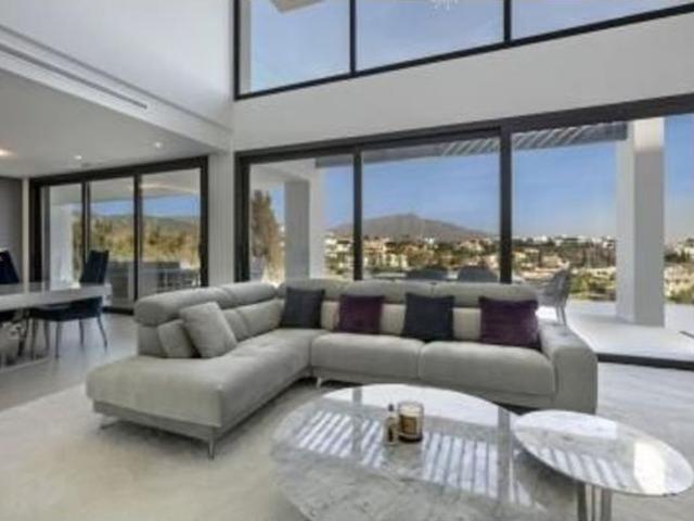 Lujosa y elegante villa con vistas panorámicas en Marbella