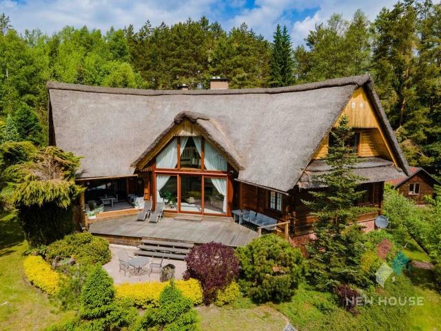 Luksusowa rezydencja z naturalnych materiałów nad jeziorem