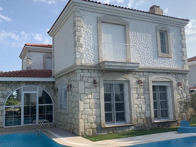 Luksusowa willa z basenem i ogrodem w Çeşme