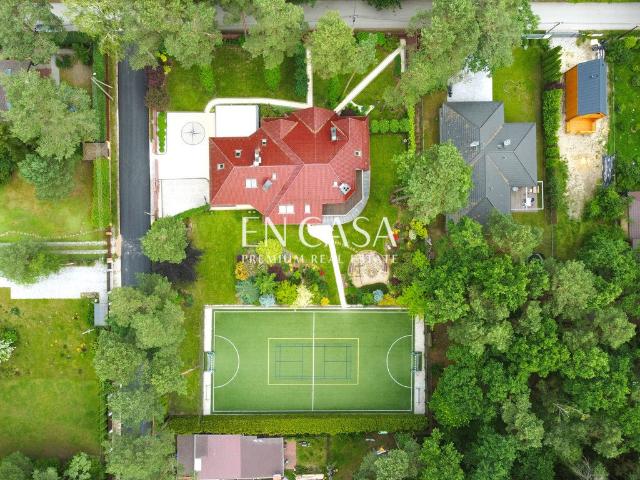 Luksusowa willa z boiskami i ogrodem 470 m2 w Zalesiu