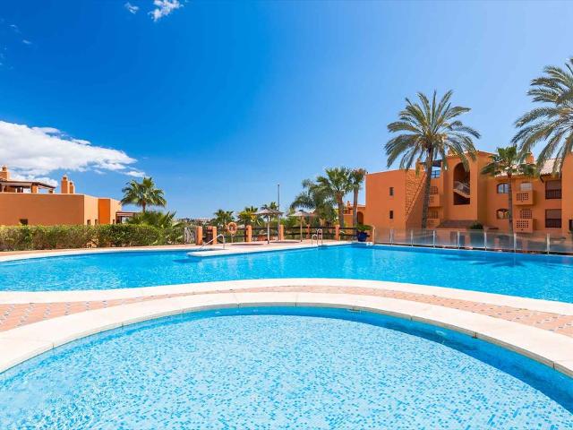 Apartament 152 m² w Benahavis z prywatnym ogrodem i basenami