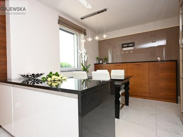 Na sprzedaż luksusowy apartament 121 m² z garażem w Zielonej Dolinie
