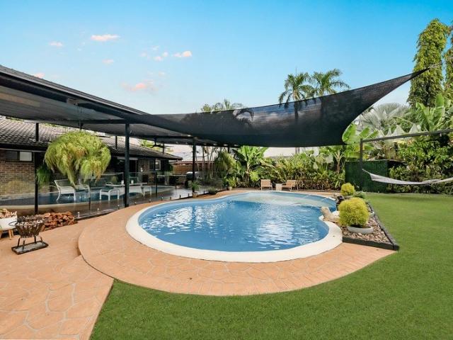 LUSH TROPICAL SANCTUARY IN PRIME LOCATION!
