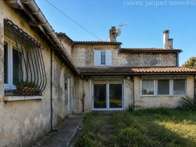 LUSSAC Ensemble immobilier à rénover avec deux granges et