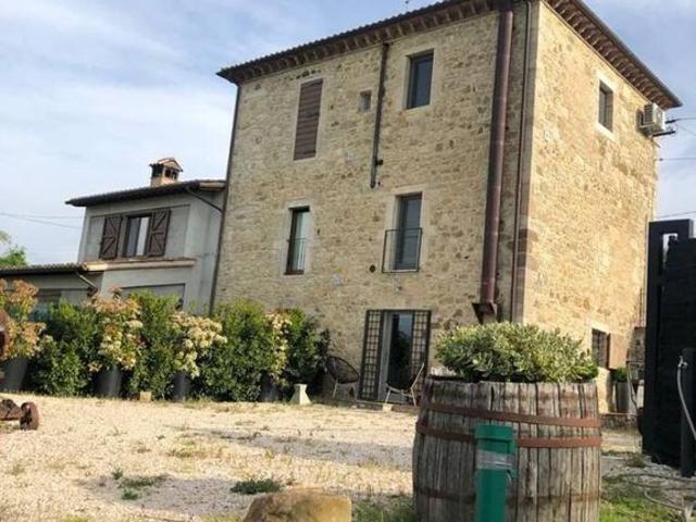 Lussuoso casale in vendita Vocabolo Castello di Romazzano, Todi, Umbria