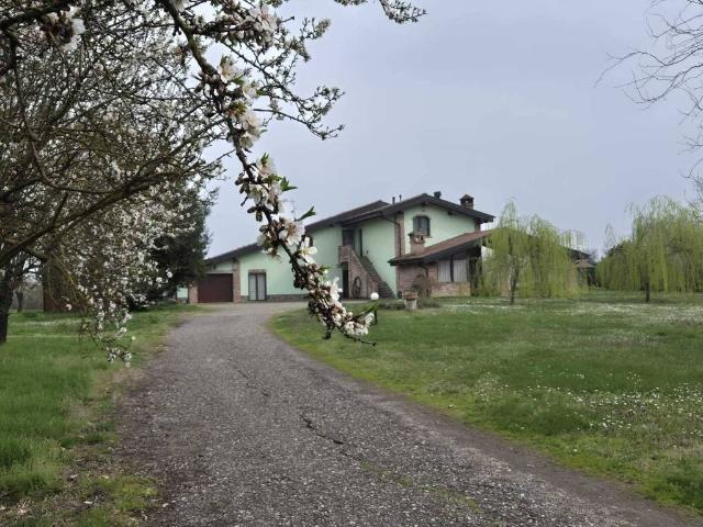 Lussuoso casale in vendita Borgonovo Val Tidone, Italia