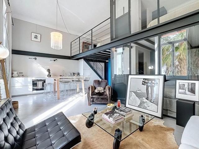 LUXUEUX APPARTEMENT STYLE LOFT AVEC APERCU MER