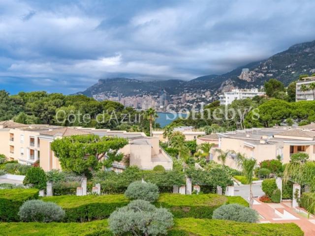 Luxueux appartement 3 Pièces en dernier étage avec large terrasse et vue mer