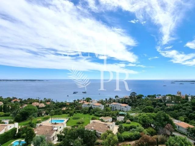 Luxueux appartement 3 pièces Vue panoramique sur la mer chambre de service