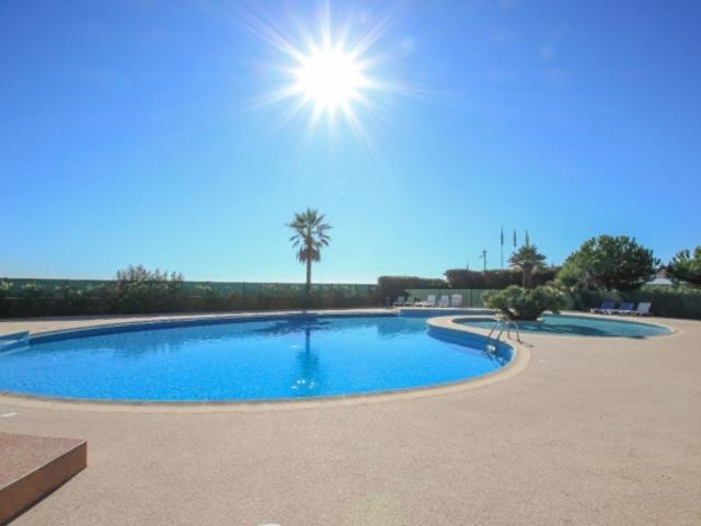 Luxueux appartement 4 pièces, dernier étage, accès direct plage, piscine