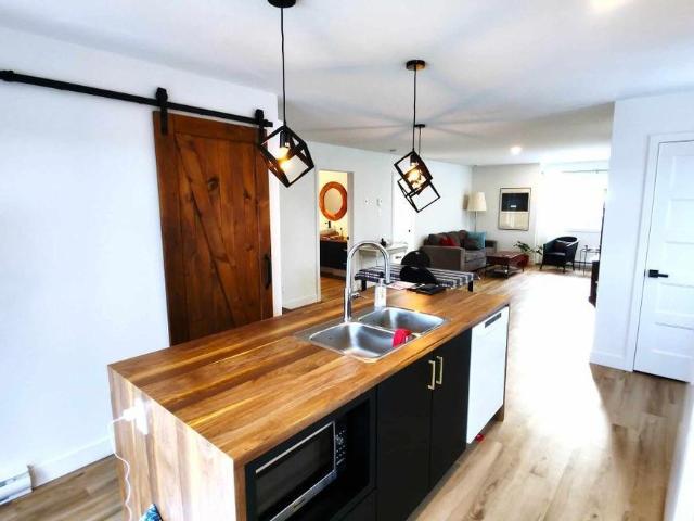 Luxueux 4 1/2 disponible 1er juillet, construction 2023, merveilleuse vue sur le Lac Magog
