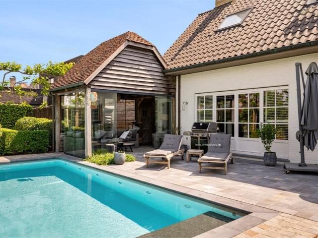 Luxueuze villa met zwembad, poolhouse en vier slaapkamers