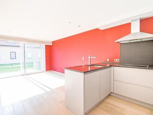 Luxueus afgewerkt gelijkvloers appartement incl. staanplaats