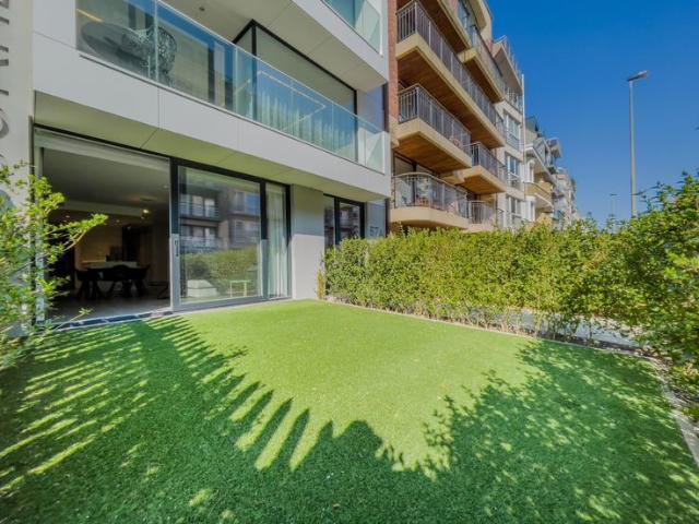 Luxueus appartement met voor en achtertuin, gelegen in de