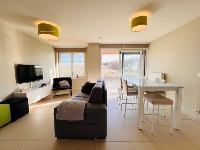 Luxueus appartement met breed terras en zijdelings zeezicht