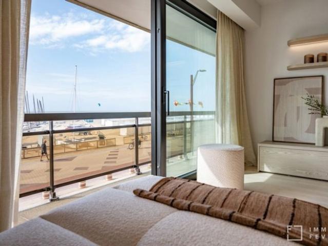 Luxueus appartement met frontaal zeezicht te Duinbergen