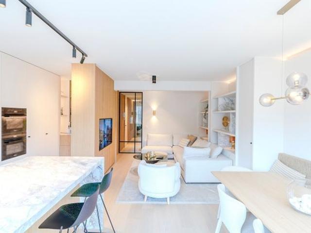 Luxueus gerenoveerd appartement met 3 slaapkamers en terr.