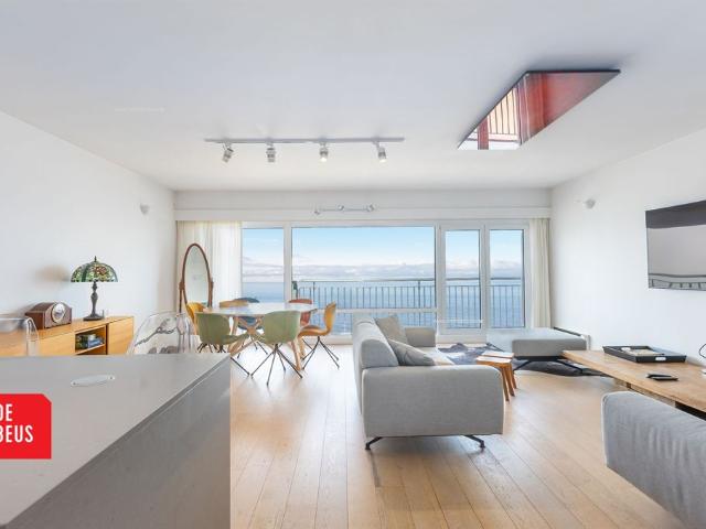 Luxueus gerenoveerd appartement met 3 slpk, en panoramisch zeezicht
