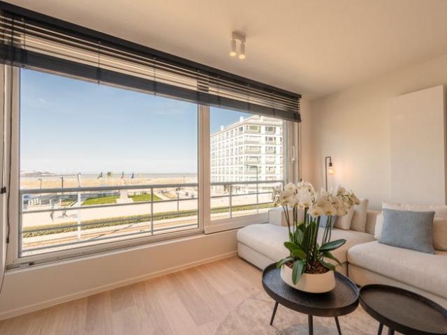 Luxueus gerenoveerd appartement met frontaal zeezicht in.