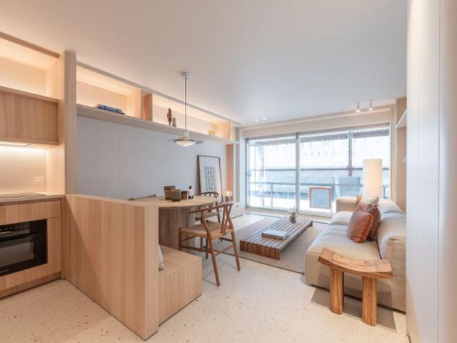 Luxueus gerenoveerd appartement met frontaal zeezicht op.