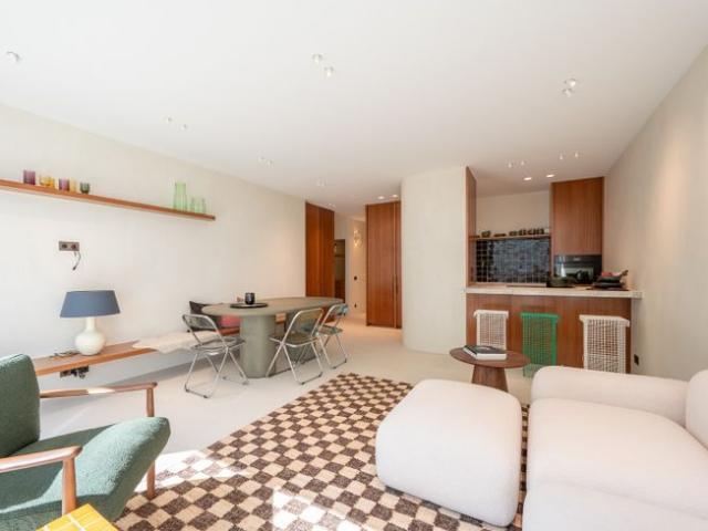 Luxueus gerenoveerd tuin appartement op toplocatie aan de.