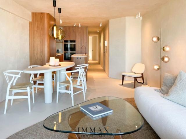 Luxueus gerenoveerd 3SK appartement met frontaal zeezicht
