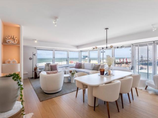 Luxueus hoekappartement met adembenemend frontaal zeezicht
