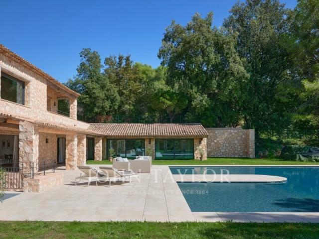 Luxueuse propriété en pierres avec vue jusqu'à la mer
