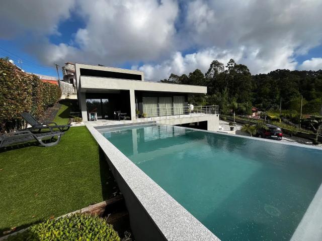 Luxuosa Moradia com Piscina em Vila Franca Oportunidade Única