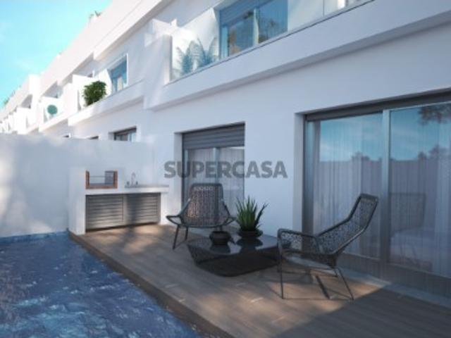 Luxuosa moradia de tipologia T3 com piscina privada e terraço com vista mar, situada na zona da Fuseta