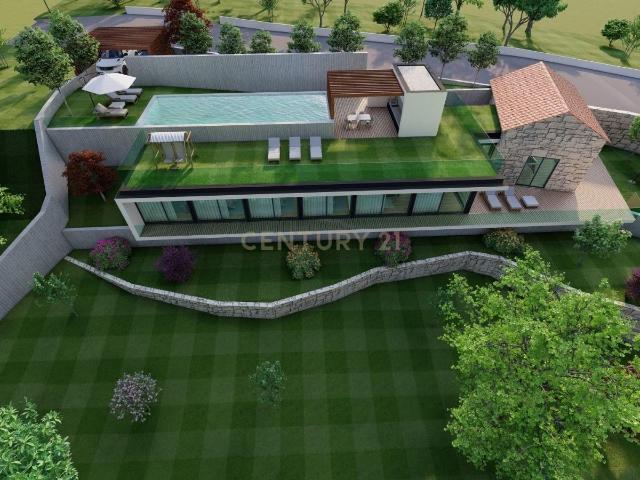 Luxuosa Moradia em Construção com Vista para o Rio e Montanha
