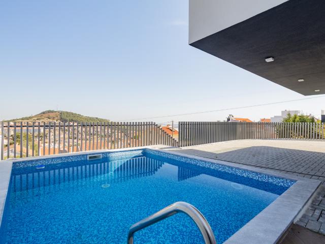 Luxuosa Moradia Isolada com Vista Panorâmica sobre Lisboa e Rooftop Privado com Piscina – Viva o melhor da vida urbana em estilo incomparável!