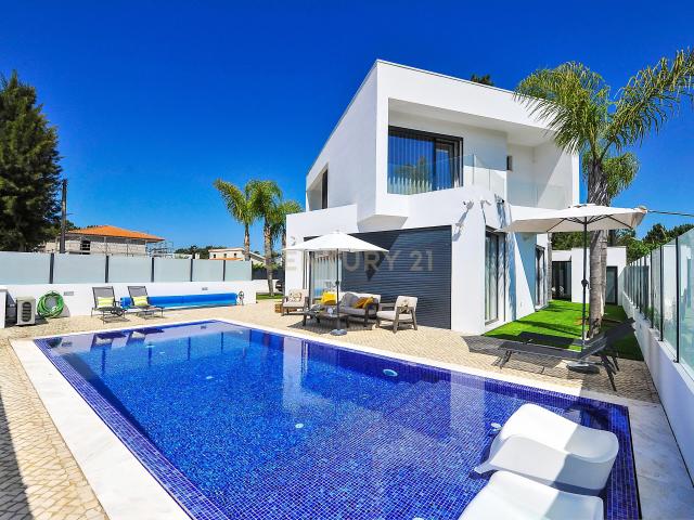 Luxuosa Moradia Isolada em Aroeira com Jardim e Segurança