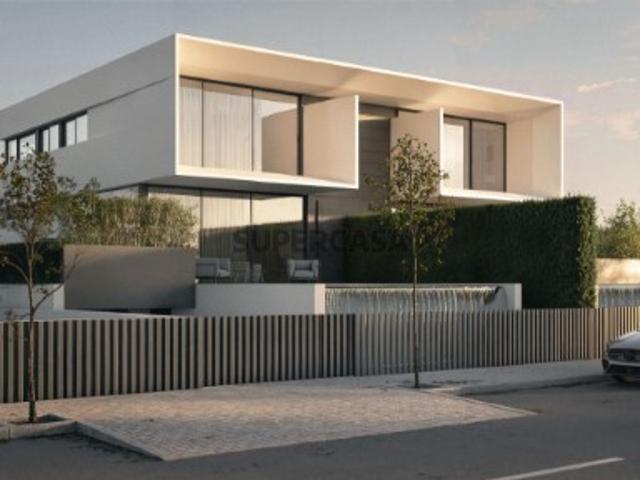 Luxuosa Moradia Moderma, com piscina e garagem, em Gambelas