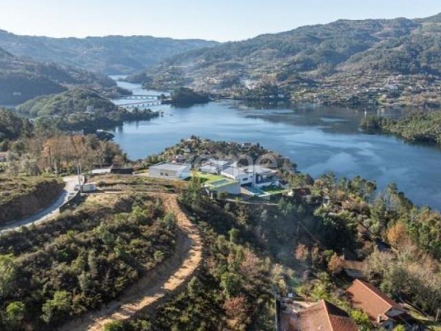 Luxuosa Moradia T4 com excelentes acabamentos no Gerês