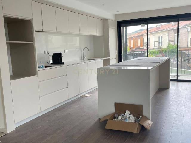 Luxuosa Moradia T4 com Jardim e Piscina Valongo, Porto