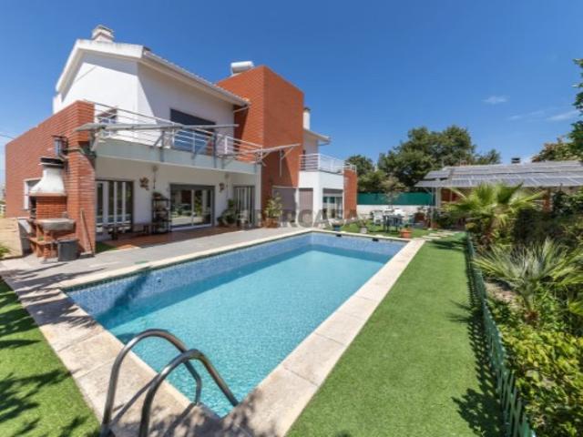 Luxuosa Moradia T4 em Belverde com espaço aconchegante