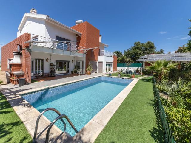 Luxuosa Moradia T4 em Belverde com espaço aconchegante