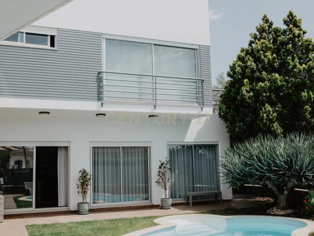 Luxuosa Moradia T5 com Piscina em Alvor, Portimão