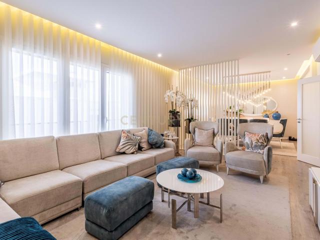 Luxuosa Moradia T5 em Odivelas, Lisboa Nova e Aconchegante