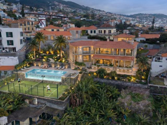 Luxuosa Moradia T8+1 em Funchal: Uma Joia Única no Coração da Madeira