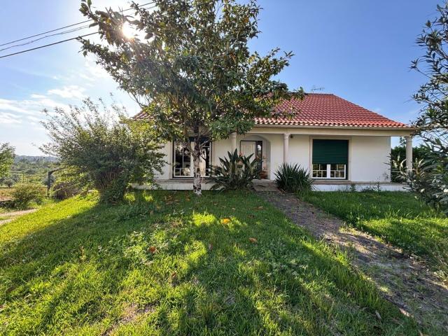 Luxuosa Moradia T 5 com Vista Panorâmica em São Simão de Litém, Pombal