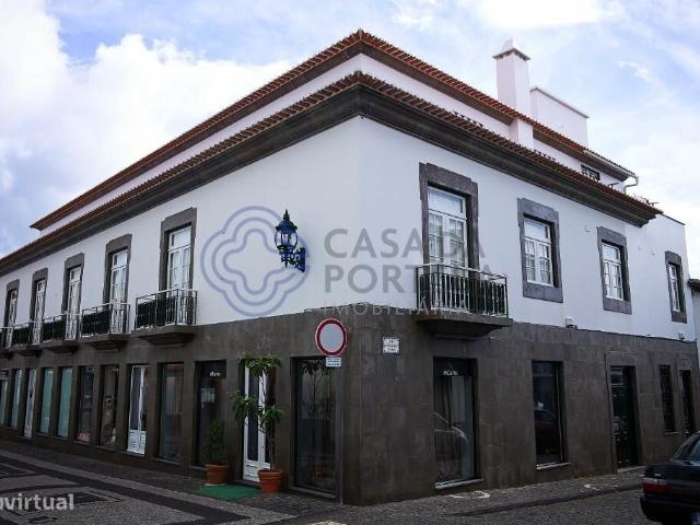 Luxuosa casa com 3 frentes, na rua principal da Praia da Vitria, ilha