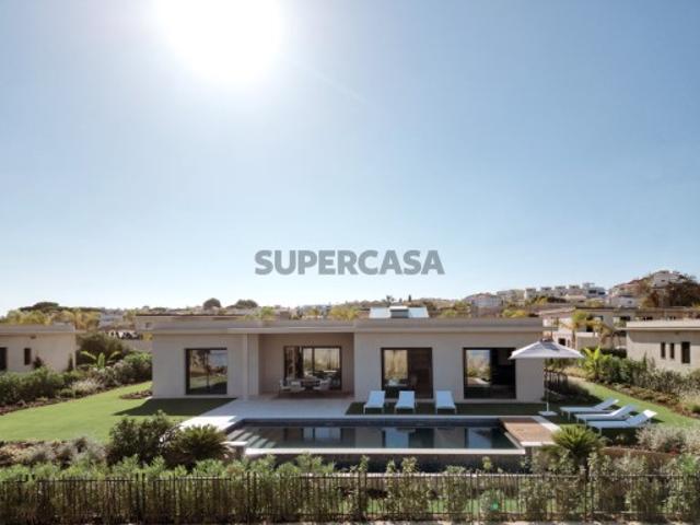 Luxuosa Residência T4 em Faro, frente à Ria Formosa, com Adega, Hamman, Ginásio, Garagem, Piscina e Jardim