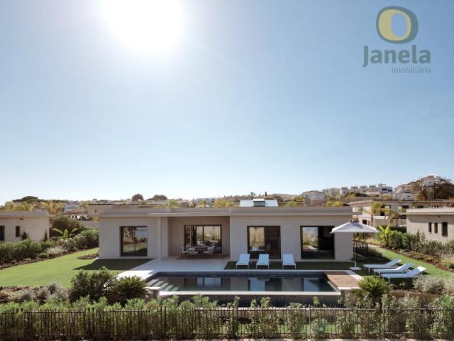 Luxuosa Residência T4 em Faro, frente à Ria Formosa, com Adega, Hamman, Ginásio, Garagem, Piscina e Jardim