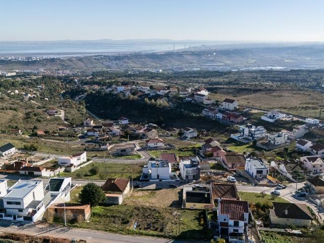 Luxuosa V4 privada com vista rio Tejo e ponte Vasco da Gama 315m² Vialonga