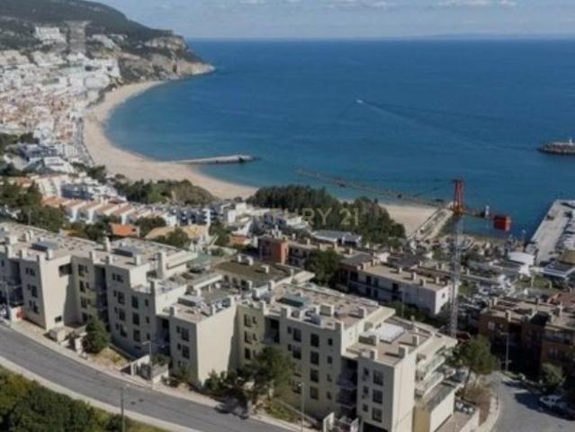 Luxuoso apartamento em condomínio fechado, em Sesimbra com Vista Mar e Piscina