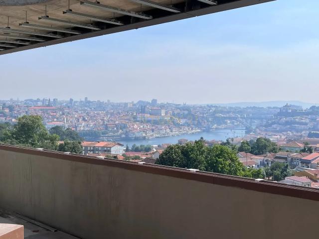 Luxuoso Apartamento T4 com Vista Panorâmica para o Porto e Ponte D. Luis